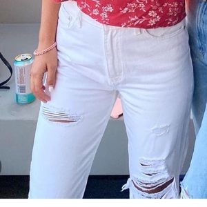 White size 27 Levi’s mom jean
